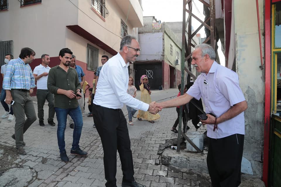 Bir 3 kişi, ayakta duran insanlar ve açık hava görseli olabilir