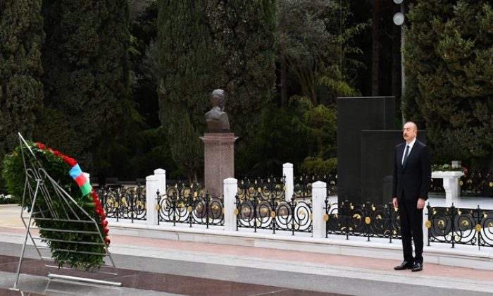 İlham Əliyev və birinci xanım Mehriban Əliyeva Fəxri xiyabanda ulu öndər Heydər Əliyevin məzarını ziyarət ediblər