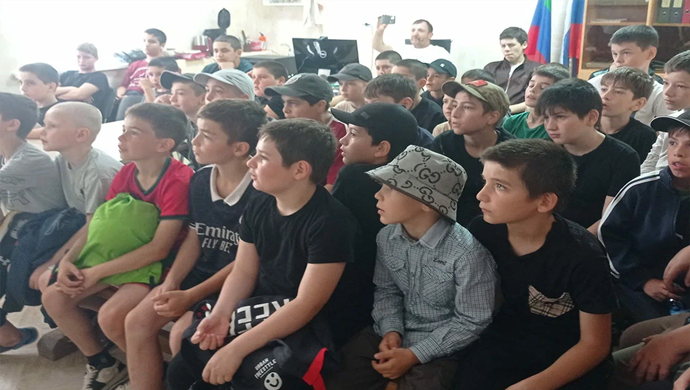 Birleşik Rusya’nın girişimiyle Dağıstanlı genç sporcular vatansever filmler izledi