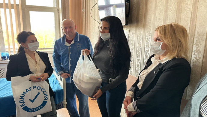 Moskova’da Birleşik Rusya aktivistleri P.V. Mandryka Hastanesi’nde yaralı SVO katılımcılarını ziyaret etti.