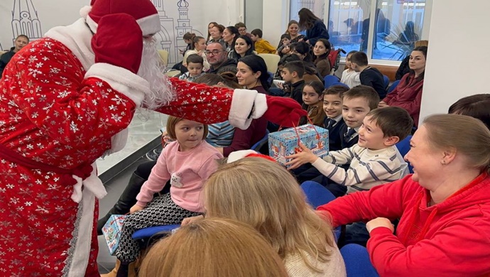 «Единая Россия» передала новогодние подарки детям в ДНР