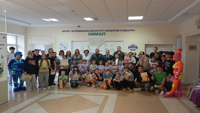 Tabletler, oyuncaklar ve el sanatları kitleri: Birleşik Rusya, bölge hastanelerindeki genç hastalara “Cesaret Kutuları” bağışladı