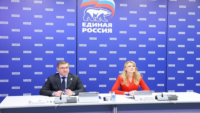 Vladimir Yakushev, Birleşik Rusya’nın en iyi uygulamalarının sergilendiği “Kadınlar Tarafından Yapıldı” adlı belediye maratonunu başlattı