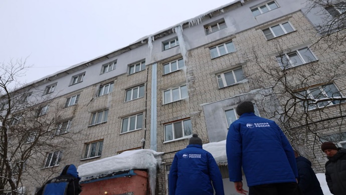 Birleşik Rusya aktivistleri, Nizhny Novgorod ve Gubkinsky’de (Yamalo-Nenets Özerk Bölgesi) çatıların durumunu incelemek ve alanları temizlemek için baskınlar düzenledi