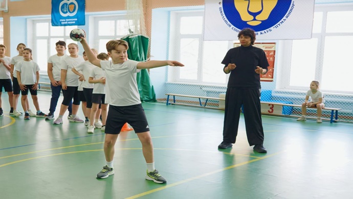 «Единая Россия» провела для юных спортсменов СВАО Москвы тренировку по гандболу с олимпийскими чемпионами