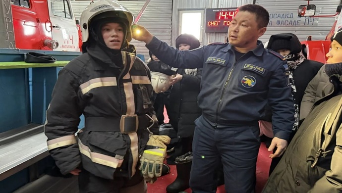 Yamalo-Nenets Özerk Okrugu’nun Tazovsky bölgesinde, Birleşik Rusya partisi çocuklar için itfaiye istasyonuna bir gezi düzenledi