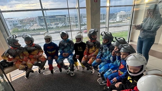 Krasnodar’da, Birleşik Rusya, SVO katılımcılarının çocukları için aerodinamik kompleksine bir gezi düzenledi